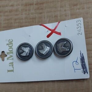 3 horse head buttons